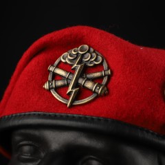 Берет Артилерії Крапля червоний в зборі з металевим прапорцем