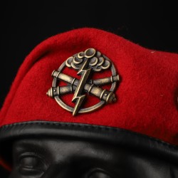 Берет Артиллерии Капля красная в сборе с металлическим флажком