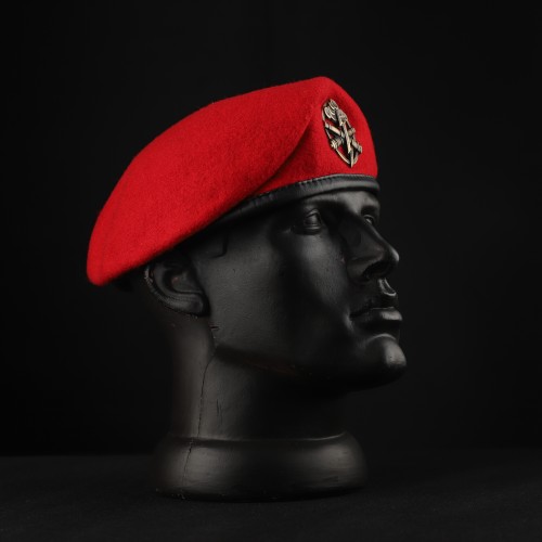 Берет Артилерії Крапля червоний в зборі з металевим прапорцем 56 56