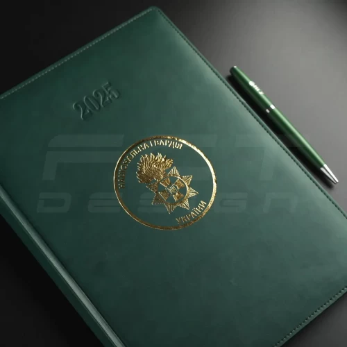 Блокнот щоденник НГУ А4 зелений із тисненням датований на 2025 рік 21х29,7 см 21х29,7 см