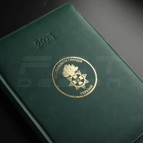 Блокнот щоденник НГУ А4 зелений із тисненням датований на 2025 рік 21х29,7 см 21х29,7 см