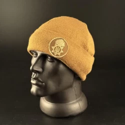 Шапка в'язана з кокардою НГУ койот
