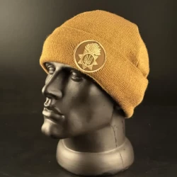 Шапка в'язана з кокардою НГУ койот