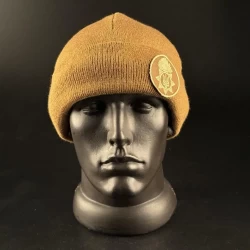 Шапка в'язана з кокардою НГУ койот