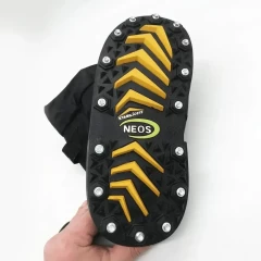 Зимові водонепроникні захисні бахіли з шипами