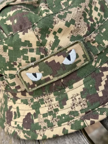 Шеврон/патч вишитий очі кота хижак піксель G-0822