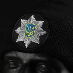 Шапка в'язана з кокардою Поліція
